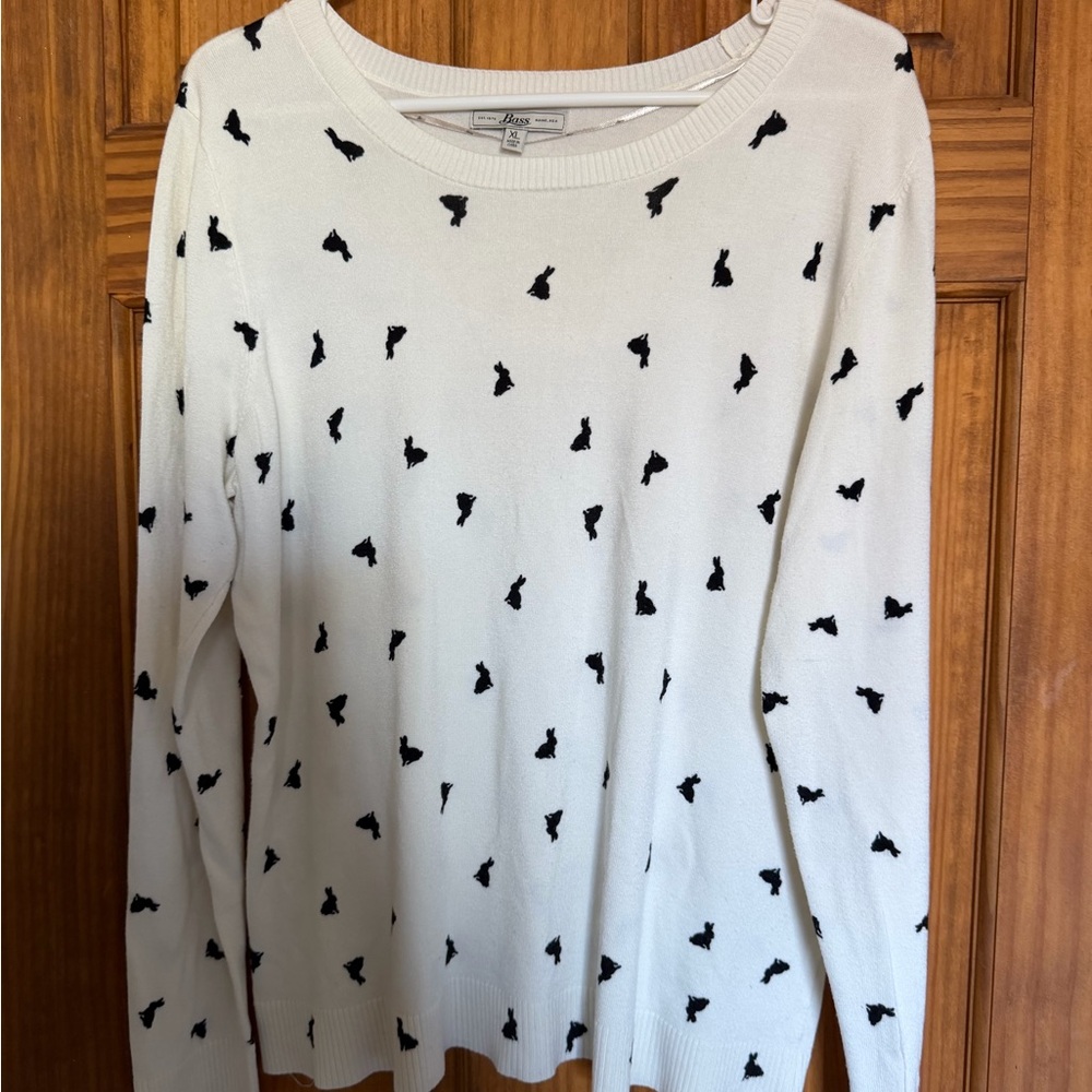 Bass Cream colored crewneck Sweater with rabbit Accents